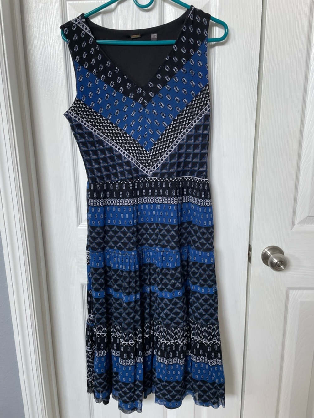 TAHARI Blue and Black Sleeveless V‑Neck Patterned Dress size M